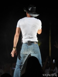 tim-mcgraw-tight-shirt-jeans-05022011-19-435x580